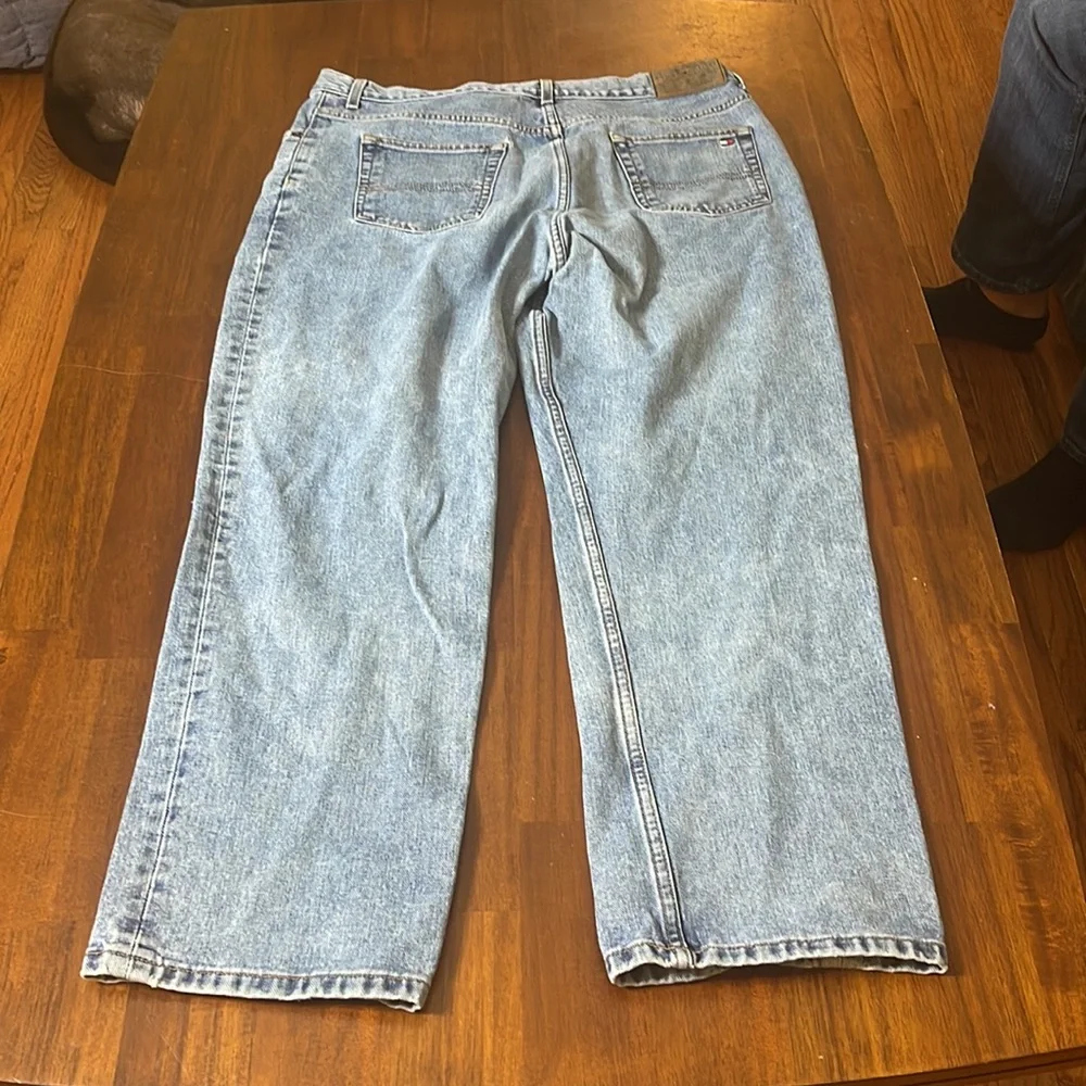 Tommy Hilfiger mens relaxed fit jeans. Size 36 inseam 30. EUC. Light blue wash